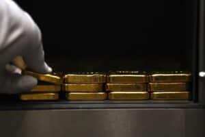 به گزارش حاشیه سود به نقل از ایسنا، بهای هر اونس طلا با ۰.۲ درصد افزایش به ۲۳۲۷ دلار و ۱۱ سنت رسید. قیمت طلای آمریکا با ۰.۲ درصد افزایش به ۲۳۳۶ دلار و ۲۰ سنت رسید.