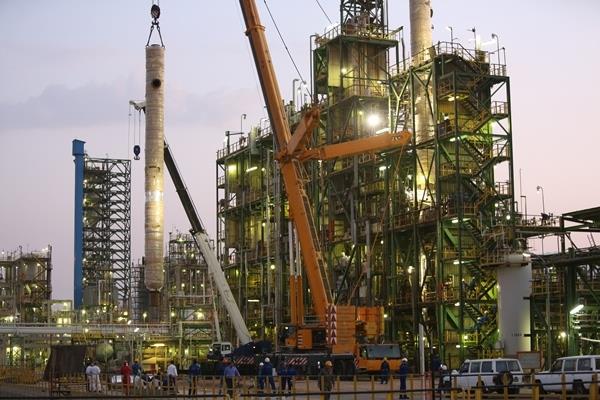 به گزارش حاشیه سود:  واحد اَستالدِئید مجتمع پتروشیمی شازند که در زمینه تولید محصولاتی چون اسید استیک فعالیت دارد، پیشتر از وسل و راکتور با جنس کربن استیل ساخت کشور آلمان استفاده می‌کرد که به دلیل خورندگی شدید سیال مشکلات عدیده‌ی از جمله: ریزش و تجمع رسوبات در سیال و تجهیزات، تاثیرات منفی در کارآیی و خلوص کاتالیست، کاهش میزان تولید واحد، افرایش تکرار و زمان تعمیرات در واحد و بعضا آسیب دیدن پوشش ها و سوراخ شدن راکتور و نشتی خطرناک به وجود آورد.