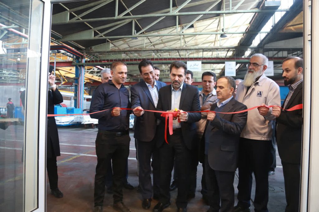 به گزارش حاشیه سود به نقل از روابط عمومی هلدینگ ساختمانی معلم، در این مراسم که محسن احمدی مدیرعامل صندوق ذخیره فرهنگیان و مدیران عامل شرکت‌های تابعه هلدینگ معلم حضور داشتند، مرتضی رحمان‌زاده مدیرعامل این هلدینگ پس از بازدید این هیأت از تمامی خطوط تولید شرکت آلوپن، آغاز به کار خط سیستم نمای یونیتایز را تبریک گفت.