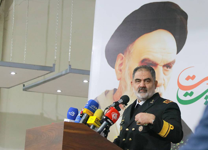 به گزارش حاشیه سود به نقل از بندر و دریا، امیر دریادار شهرام ایرانی، فرمانده نیروی دریایی راهبردی ارتش جمهوری اسلامی ایران در نشست خبری صبح روز شنبه (۳ آذر) که به مناسبت هفتم آذرماه روز نیروی دریایی برگزار شد، گفت: نیروی دریایی تنها پس از ۶۷ روز پس از جنگ تحمیلی توانست شاهرگ دفاعی دشمن را در زمان دفاع مقدس قطع کند تا جایی که مدیریت جنگ را بر عهده گرفتیم. امروز نیز فرزندان مردم در نیروی دریایی ارتش توانسته اند در حوزه مقابله با تحریم و در مسیر پیشرفت ایران گام بردارند. ایران قوی با کمک جوانان نخبه محقق خواهد شد.