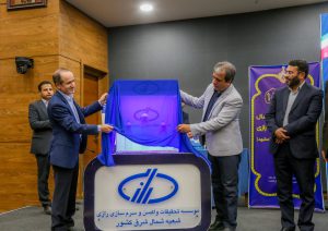به گزارش حاشیه سود به نقل از روابط عمومی موسسه رازی، حمیدرضا فرزین در حاشیه مراسم گرامیداشت هفتاد و پنجمین سالروز تاسیس موسسه رازی شعبه مشهد با اشاره به تولید واکسن های جدید در این شعبه، اظهار کرد: با تلاش و پشتکار محققین و دانشمندان این شعبه توانستیم سه واکسن جدید را برای حوزه دام وطیور کشور تولید کنیم که از اهمیت زیادی برخوردار است.