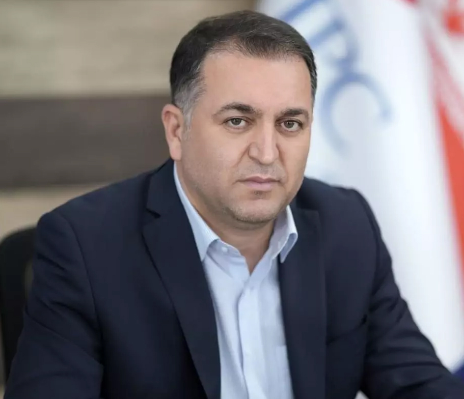 به گزارش حاشیه سود به نقل از نفیرنفت: همزمان با خبر انتصاب عباس کریمی به عنوان مدیرعامل شرکت پتروشیمی شازند، موجی از انتقادات به این انتصاب، با انتشار نامه‌های سازمان‌های نظارتی در خصوص ایشان همراه شد.