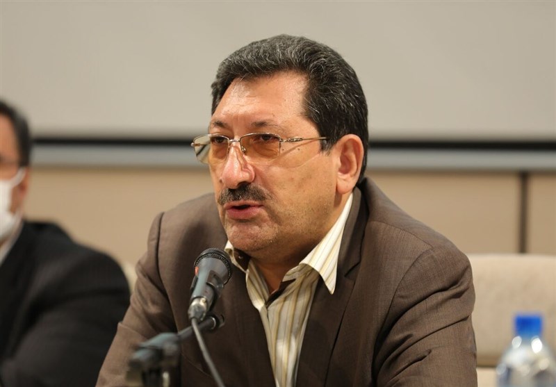 به گزارش حاشیه سود به نقل از تسنیم،  محمد اتابک، وزیر صنعت، معدن و تجارت با تشریح دلایل افزایش قیمت کارخانه ای خودرو گفت:ما هم علاقه‌ای نداشتیم که قیمت خودرو‌ها افزایش پیدا کند، اما باید سیر تورم ۱۸ ماهه را در نظر بگیریم و وقتی فولاد، پلیمر، لاستیک و … گران می‌شود؛ دستمزدها افزایش پیدا می‌کند، عدم افزایش قیمت خودروها موجب بالا رفتن زیان انباشته شرکت‌ها می‌شد که همین هم نارضایتی زیادی ایجاد می‌کرد. شرکت ها باید یک توازن اقتصادی داشته باشند.