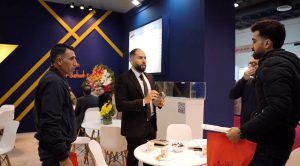 به گزارش حاشیه سود : مهندس بنیامین بهروزی، مدیر فروش کارخانجات آذین پوشش کوثر، درباره تولیدات این کارخانجات می‌گوید: «در حال حاضر سه گروه محصول متفاوت شامل گروه رنگ‌های فوری، ترافیکی و زیباسازی سطوح پلاستیکی، گروه تینرهای فوری و گروه حلال‌های شیمیایی در این کارخانجات تولید می‌شود.»