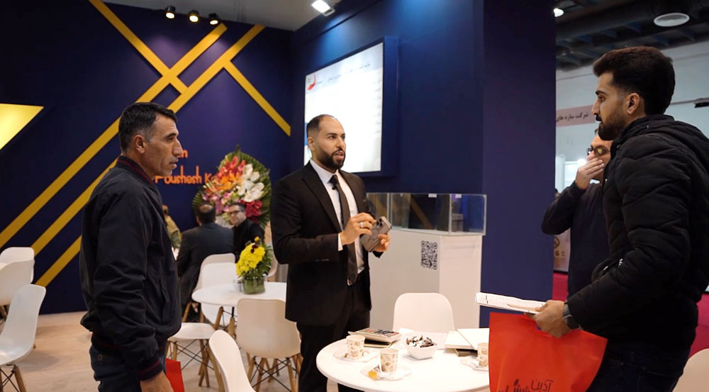 به گزارش حاشیه سود : مهندس بنیامین بهروزی، مدیر فروش کارخانجات آذین پوشش کوثر، درباره تولیدات این کارخانجات می‌گوید: «در حال حاضر سه گروه محصول متفاوت شامل گروه رنگ‌های فوری، ترافیکی و زیباسازی سطوح پلاستیکی، گروه تینرهای فوری و گروه حلال‌های شیمیایی در این کارخانجات تولید می‌شود.»