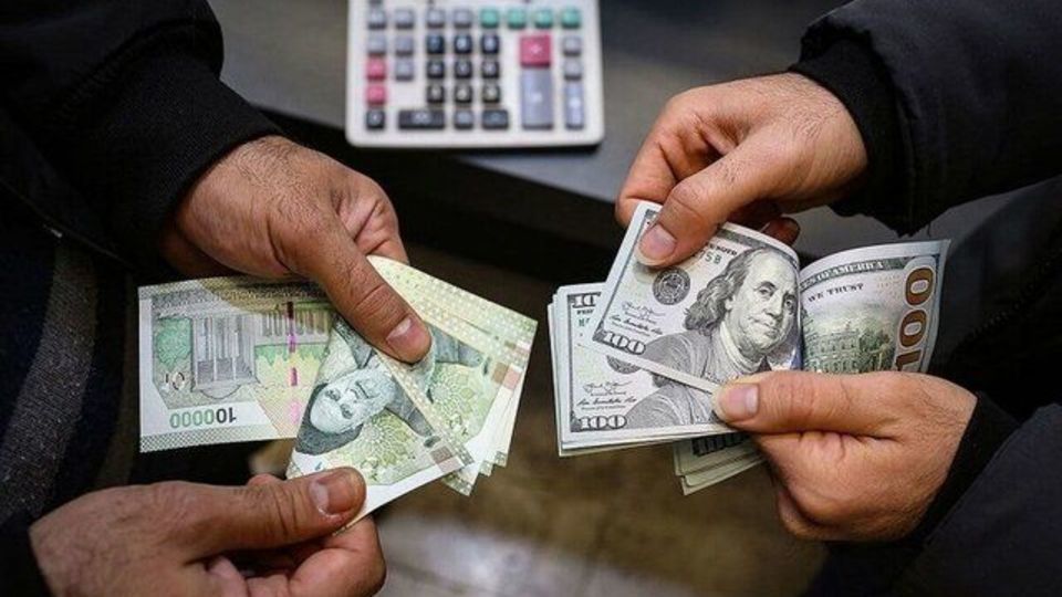 به گزارش حاشیه سود: در هفته‌های اخیر بهای ارزهای عمده در بازار غیررسمی افزایش یافته و این اقدام در حالی رخ داده که وزارت امور اقتصادی و دارایی و بانک مرکزی برای نزدیک کردن نرخ‌ها در بازار نیمایی و غیررسمی در تلاشند که در همین راستا بازار ارز تجاری از ۲۴ آذرماه فعالیت رسمی خود را آغاز کرده است.