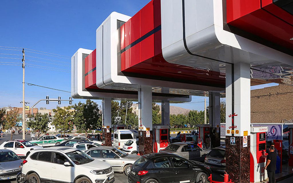 به گزارش حاشیه سود: سیاست‌های طرف تقاضا به دو بخش سیاست‌های قیمتی و غیرقیمتی تقسیم می‌‌شود که موضوع این مقاله نیست. در سیاست‌های طرف عرضه هدف اصلی، افزایش تولید بنزین خواهد بود که در ادامه به بیان هرکدام از راهکارها خواهیم پرداخت.