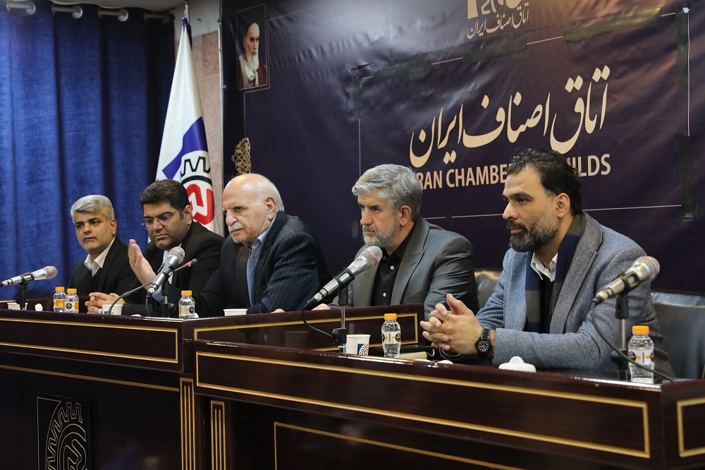 به گزارش حاشیه سود: قاسم نوده فراهانی رئیس اتاق اصناف ایران در این نشست بیان کرد: خرید و فروش آنلاین طلا امروز به یک مطالبه از سوی مردم و اعضای صنف تبدیل شده است اما ما در این باره نگرانی‌هایی نسبت به رعایت حقوق مصرف‌کنندگان و شفافیت تعاملات داریم که باید رفع شود.