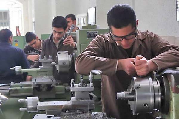 به گزارش حاشیه سود به نقل از مرکز پژوهش‌های مجلس شورای اسلامی، دفتر مطالعات آموزش و فرهنگ این مرکز در گزارشی با عنوان «مطالعه و بررسی عوامل مهم‌ تأخیر در استقلال‌یافتگی جوانان: ۱. معضل بیکاری» آورده است که معضل بیکاری جوانان، یکی از عوامل‌ تأخیر در یافتن شغل و کسب درآمد اقتصادی پایدار‌ به‌شمار می‌رود.