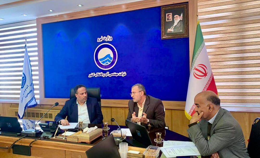 به گزارش حاشیه سود: در این نشست، دکتر مرادی بر لزوم استفاده از ظرفیت موجود برای افزایش تولید و خرید تضمینی آب از محل آب‌شیرین‌کن‌های مستقر در جزیره تأکید کرد. در پی این مذاکرات، با موافقت مدیرعامل شرکت آب و فاضلاب کشور، «۱۰۰۰» مترمکعب به ظرفیت آب «منطقه رمچاه» و «۳۰۰۰» مترمکعب به ظرفیت آب «شهر رمکان» و حدود «۱۵ روستای همجوار» افزوده خواهد شد. این تصمیم گامی مهم در راستای رفع بخشی از مشکلات آبی روستاهای قشم است.
