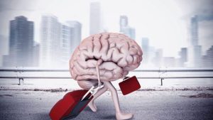 به گزارش حاشیه سود به نقل از فایننشال تایمز؛ فارغ‌التحصیلان دانشگاهی و متخصصان ماهر ستون فقرات نوآوری و بهره‌وری یک کشور را تشکیل می‌دهند. با این حال، ایران با نرخ هشداردهنده‌ای در حال از دست دادن این استعدادهاست. تعداد ایرانیانی که در خارج از کشور تحصیل می‌کنند، در چهار سال گذشته افزایش چشمگیری داشته و در سال ۲۰۲۴ به ۱۱۰,۰۰۰ نفر رسیده است.