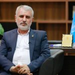 به گزارش حاشیه سود، قاسم عسکری‌نسب در گفت‌وگوی اختصاصی با «ماهنامه بندر و دریا» با اشاره به موقعیت خاص بندر چابهار در شمال اقیانوس هند و دسترسی راحت این بندر به اقیانوس‌ها گفت: از سالها قبل وزارت نفت در صدد تبدیل منطقه چابهار و سواحل مکران به قطب جدید انرژی کشور بود و سازمان بنادر و دریانوردی هم در این زمینه تدارکات لازم را اندیشیده و اقدامات مناسبی در این مسیر انجام داده است.