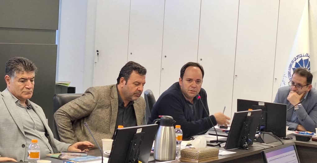 به گزارش حاشیه سود به نقل از تکانه، دکتر سروش صادق‌نژاد در هفدهمین جلسه کمیسیون گردشگری اتاق بازرگانی ایران در دور دهم به بررسی فرصت‌ها و چالش‌های هوش مصنوعی و صنعت رباتیک در صنعت گردشگری کشور پرداخت و در این خصوص گفت: اکنون ۶۰ درصد از مسافران جهانی قبل از رزرو سفر از ابزارهای هوش مصنوعی برای تحقیق و بررسی مقاصد استفاده می‌کنند و تا سال ۲۰۲۵، ۸۵ درصد از تعاملات خدمات مشتریان در حوزه گردشگری توسط چت‌بات‌ها و هوش مصنوعی مدیریت خواهند شد.