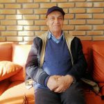 به گزارش حاشیه سود: فاطمه مقدم|او در سال ۱۳۲۶ در روستای واصلان، حوالی زابل در سیستان دیده به جهان گشود و پس از اتمام تحصیلات در رشته زبان و ادبیات انگلیسی، به استخدام وزارت آموزش و پرورش درآمد و سال‌ها به تدریس در دبیرستان‌ها و دانشگاه تهران مشغول بود.