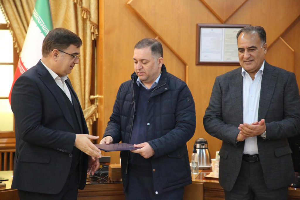 به گزارش حاشیه سود به نقل از روابط عمومی و امور بین الملل، با توجه به بازنشستگی مهندس ساکی معاون تولید و رئیس مجتمع پتروشیمی شازند، مدیرعامل شرکت در حکمی، حسین عسگری خشوئی را به عنوان معاون تولید و رئیس مجتمع شازند معرفی مرد.