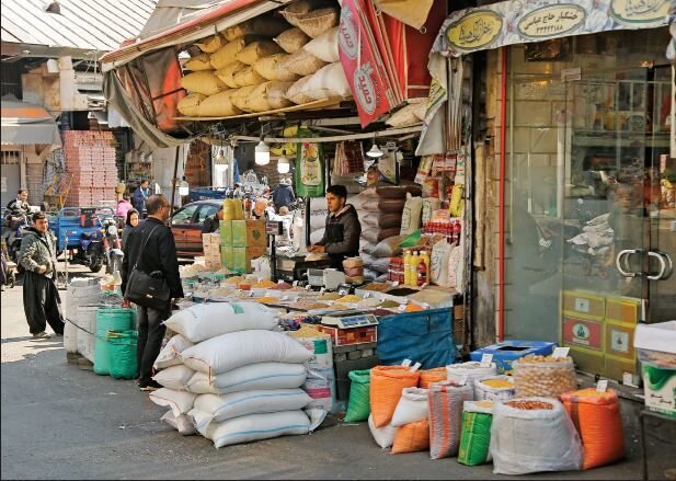 به گزارش حاشیه سود به نقل از تجارت 100: الهام صادقی|  «افزایش قیمت کالاهای اساسی منطقی است» عبارتی که به تازگی از سوی وزیر جهاد کشاورزی به دنبال بالا رفتن بهای برخی از کالاها عنوان شده است و منطقی بودن آن نیز از سوی سکاندار این وزارتخانه موضوع بهای ارز در کشور بازمی‌گردد، دقیقا مقوله‌ای که بیانگر کاهش ارزش پول ملی کشورمان و ناتوان تر شدن خانواده‌ها در تامین نیازهای معیشتی‌شان است.