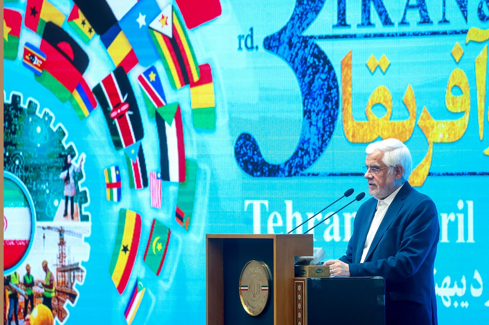 به گزارش حاشیه سود، معاون اول رئیس‌جمهور با بیان این مطلب در سومین اجلاس همکاری‌های ایران و آفریقا که با حضور رئیس جمهور و نمایندگان ۵۱ کشور آفریقایی در سالن اجلاس سران کشورهای اسلامی برگزار شد، با اشاره به تلاش‌های جمهوری اسلامی ایران برای توسعه همکاری‌های منطقه‌ای و فرامنطقه‌ای، گفت: ما توانسته‌ایم در مواجهه با چالش‌های سیاسی و اقتصادی الگوی پایدار رشد و پیشرفت را به جهانیان عرضه کنیم و در این بستر، همکاری جمهوری اسلامی ایران با کشورهای آفریقایی بر پایه اصول انسانی، عدالت محوری، کرامت ملت‌ها و اشتراکات تاریخی و تمدنی استوار و پیش خواهد رفت.