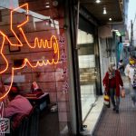 به گزارش حاشیه سود به نقل از مهر: داوود بیگی‌نژاد نایب رئیس اول اتحادیه املاک رکود تورمی در بازار اجاره‌بها، خرید و فروش مسکن حاکم است. البته رکود در بازارهای موازی دیگر نیز وجود دارد اما به طور کلی خریداری در بازار خرید و فروش مسکن نیست.