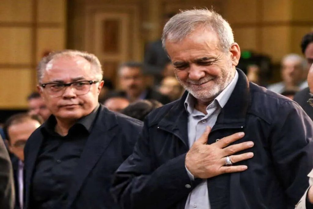 به گزارش حاشیه سود: مسعود پزشکیان بعد از یک هجمه رسانه‌ای سازمان یافته شهرام دبیری را از سمت معاون پارلمانی کنار گذاشت. در همان مواقع که حملات رو به افزایش می نهاد برخی از دلسوزان از رئیس جمهور خواستند دست خود را با دستان خود خالی نکند اما رئیس جمهور تصمیمی را گرفت که حتماً باب میل حمله کنندگان بود.