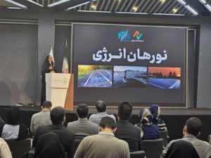 به گزارش حاشیه سود، به نقل از پایگاه اطلاع رسانی رویداد عصر نوآوری اجتماعی(رعنا)| این رویداد با هدف بهره‌گیری از ظرفیت‌های فناوری، علم و نوآوری برای حل مسائل مناطق کم‌برخوردار کشور طراحی شده و در پی تحقق توسعه‌ای متوازن و عدالت‌محور است. در مراسم افتتاحیه، رویکرد مسئله‌محور «رعنا» معرفی شد؛ رویکردی که به‌واسطه دو مسیر میدانی و علمی، طرح‌ها و پژوهش‌های اثرگذار در این مناطق را شناسایی و حمایت می‌کند.