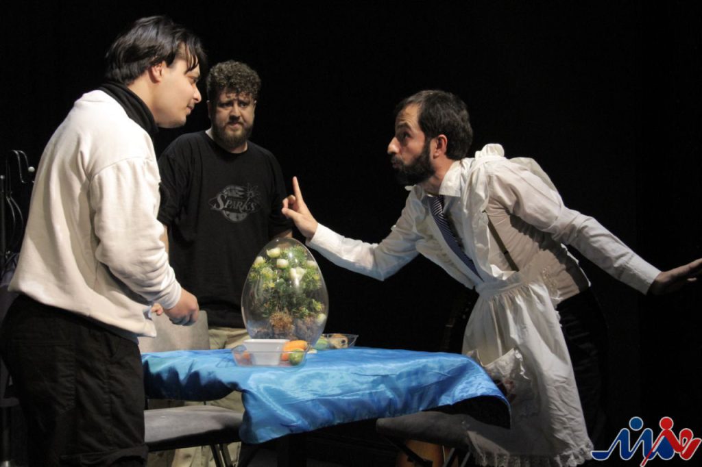 به گزارش حاشیه سود به نقل از هنرمندنیوز: چند شبی می شود که نمایش «دوستان متیوپری» با نویسندگی «متیو پری» و کارگردانی «روزبه روحی پور» در تماشاخانه «طهران» روی صحنه می رود، نمایشی با روایتهایی ساده از شخصیت های سریال «فرندز» و مخصوصا کاراکتر «چندلر بینگ» که به شرایط زندگی این چهره جهانی می پردازد، در شماره امروز روزنامه هنرمند با کارگردان و بازیگران «دوستان متیوپری» گفتگویی مفصل داشته ایم که با هم می خوانیم.