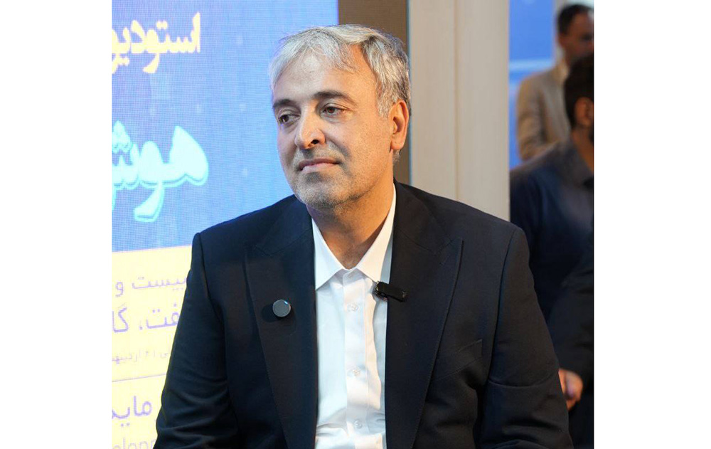 به گزارش حاشیه سود: عباس محسنی نیکوگفتار در مراسم رونمایی از این استودیو که با حضور محمدصادق عظیمی‌فر، مدیرعامل شرکت ملی پالایش و پخش فرآورده‌های نفتی ایران برگزار شد، با اشاره به ظرفیت‌های گسترده هوش مصنوعی در بهبود فرآیندهای صنعتی گفت: صنعت نفت، به‌عنوان صنعتی پیشرو، ناگزیر است خود را با فناوری‌های روز همچون هوش مصنوعی هم‌راستا کند. استفاده هوشمندانه از این فناوری می‌تواند نه‌تنها مصرف انرژی را کاهش دهد، بلکه فرآیندهای پالایش و استخراج را نیز بهینه‌سازی کند.