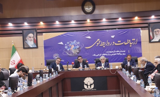 به گزارش حاشیه سود به نقل از روابط عمومی سازمان توسعه تجارت ایران، نشست تخصصی ارتباطات و توسعه تجارت خارجی از سوی روابط عمومی سازمان توسعه تجارت ایران و باحضور امیر روشن بخش معاون ارتقای کسب‌وکارهای بین‌المللی سازمان توسعه تجارت ایران، حسن عمیدی استاد و پژوهشگر حوزه ارتباطات و مجید رضاییان استاد و پژوهشگر حوزه ارتباطات و رسانه، در سالن مروارید خلیج فارس واقع در محل دائمی نمایشگاه‌های بین‌المللی تهران برگزار شد.
