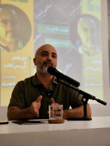 به گزارش حاشیه سود، در یکی از شب‌های خردادماه، کافه‌کتاب شیرازه واقع در شهر شیراز، میزبان نشستی فرهنگی و تخصصی پیرامون کتاب «مقدمه‌ای بر عکاسی شهری» نوشتهٔ جیمز مایر و ترجمهٔ محمد فلاح‌نیا بود. این نشست با حضور جمعی از علاقه‌مندان به هنر، عکاسی، معماری، و مطالعات شهری، فضای تازه‌ای از گفت‌وگو میان «تصویر» و «اندیشه» رقم زد.