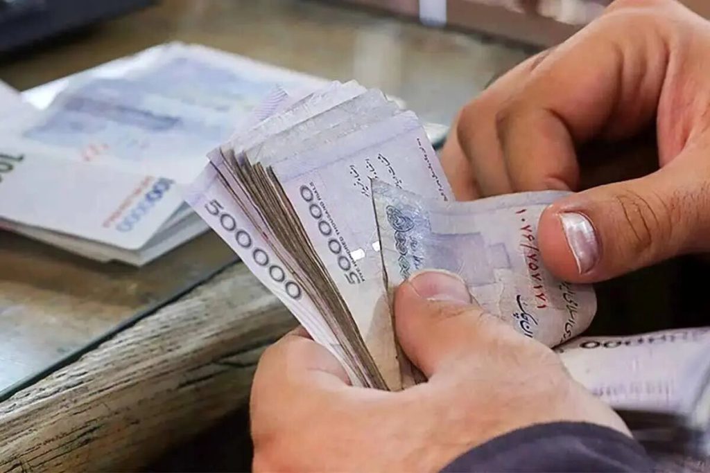 به گزارش حاشیه سود: به دنبال اصلاح قانون برنامه هفتم پیشرفت درباره پرداخت فوق‌العاده خاص کارمندان، معاون اول رئیس جمهور به دستگاههای اجرایی اعلام کرد که اجرای این مصوبه پس از ابلاغ دستور العمل اجرایی آن در هیات وزیران و تاییدیه سازمان برنامه و بودجه امکان پذیر است.