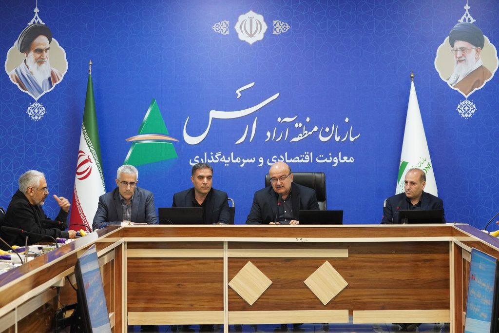 به گزارش حاشیه سود به نقل از فرینا، در این نشست که با حضور مدیران عامل واحدهای صنعتی و تولیدی و انجمن تولیدکنندگان و کارآفرینان ارس، مدیران گمرک، صنایع وسرمایه گذاری سازمان منطقه آزاد ارس و نماینده گمرک ایران برگزار شد، ابراهیم جلیلی ضمن استماع دغدغه‌ها و مسائل مدیران واحدهای تولیدی، بر عزم جدی سازمان منطقه آزاد ارس برای پیگیری و حمایت عملی از این واحدها تاکید کرد و گفت: طی تصمیم تشویقی از سوی سازمان منطقه آزاد ارس، عوارض ورودی گمرک برای کلیه ماشین‌آلات وارداتی به منطقه آزاد ارس و همچنین عوارض مواد اولیه کالاهای صادرات مجدد از امروز صفر خواهد شد.