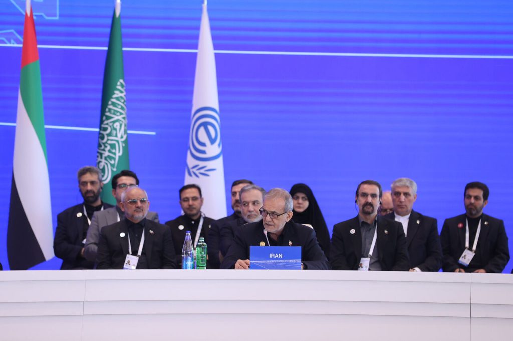 به گزارش حاشیه سود به نقل از ایرنا، «مسعود پزشکیان» ظهر روز جمعه - ۱۳ تیرماه ۱۴۰۴ - در هفدهمین اجلاس سران کشورهای سازمان همکاری‌های اقتصادی (اکو) با محکوم کردن حمله رژیم صهیونیستی به خاک عزیز ایران، گفت: این رژیم با نقض آشکار تمام موازین و حقوق بین‌الملل از جمله بند چهار ماده ۲ ملل متحد آغاز شد و با همراه ارتش متجاوز آمریکا ادامه یافت و طی ۱۲ روز عملیات متجاوزانه، مجموعه‌ای از اقدامات جنایتکارانه علیه نیروهای نظامی در خارج از ماموریت خود، اساتید دانشگاه و شهروندان عادی و تاسیسات صلح آمیز انرژی هسته‌ای که تحت نظارت آژانس بین‌المللی انرژی اتمی بود و نیز زیرساخت‌های عمومی صورت گرفت.