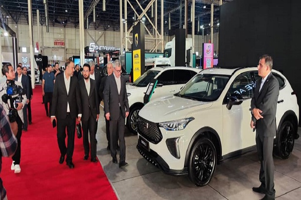 به گزارش حاشیه سود به نقل از ایکوپرس- در میان غرفه‌های متنوع خودرویی، ایران‌خودرو در سالن فردوسی با محصولات جدید خود حضور یافته و خودروهای سواری، تجاری و کاربری را در معرض دید بازدیدکنندگان قرار داده است.