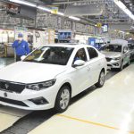 به گزارش حاشیه سود به نقل از ایکوپرس: کیوان پناهی افزود: اگر این زیان‌ها موجب می‌شد مصرف‌کننده واقعی از قیمت پایین‌تر بهره‌مند شود، قابل توجیه بود، اما در عمل چنین اتفاقی نیفتاد. اختلاف قیمت کارخانه و بازار، رانت گسترده‌ای ایجاد کرد و واسطه‌ها از این وضعیت سود بردند، در حالی که مشتری واقعی همچنان مجبور به خرید خودرو با نرخ‌های بالاتر در بازار آزاد بود.