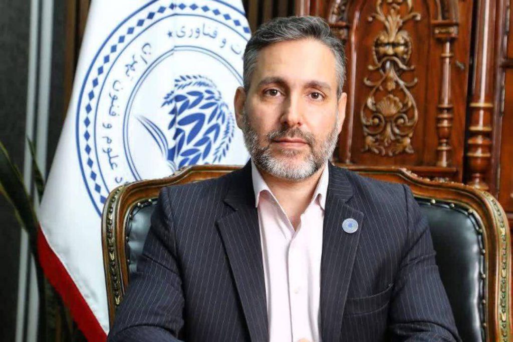 به گزارش حاشیه سود: داود مسعودی، مدیر اندیشکده حکمرانی هوشمند و رئیس کمیسیون اقتصاد دیجیتال و هوش مصنوعی اتاق بازرگانی مشترک ایران و آفریقا، در آستانه برگزاری این نمایشگاه با تأکید بر اهمیت تحول دیجیتال در صنعت حمل‌ونقل گفت: «صنعت حمل‌ونقل و لجستیک، به عنوان ستون فقرات اقتصاد ملی، با چالش‌های متعددی نظیر نوسانات تقاضا، ناکارآمدی زیرساخت‌ها و پیچیدگی‌های زنجیره تأمین مواجه است که پاسخگویی به این چالش‌ها، نیازمند بهره‌گیری گسترده از فناوری‌های نوین از جمله هوش مصنوعی، اینترنت اشیاء و تحلیل داده‌های کلان است.»