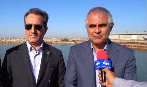 به گزارش حاشیه سود: عبدالجلال ایری ضمن تقدیر و‌ تشکر از سعید رسولی؛ معاون وزیر راه و شهرسازی و مدیرعامل سازمان بنادر و دریانوردی و اعضای هیات عامل این سازمان بابت سفر به استان گلستان و بازدید از ظرفیت ها، زیرساختها و‌ پروژه های بنادر استان ، گفت: به طور حتم حضور مدیرعامل سازمان بنادر دریانوردی در راستای توسعه دریامحور در استان گلستان بسیار کمک کننده است تا بتوانیم به خوبی از ظرفیت‌های وزارت راه و شهرسازی و سازمان بنادر و دریانوردی در راستای توسعه استان‌های ساحلی استفاده کنیم و شاهد ایجاد بسترهای اشتغال‌آفرینی، تبادل مطلوب کالا و توسعه تجارت استان باشیم و حضور ایشان را به فال نیک می‌گیریم .