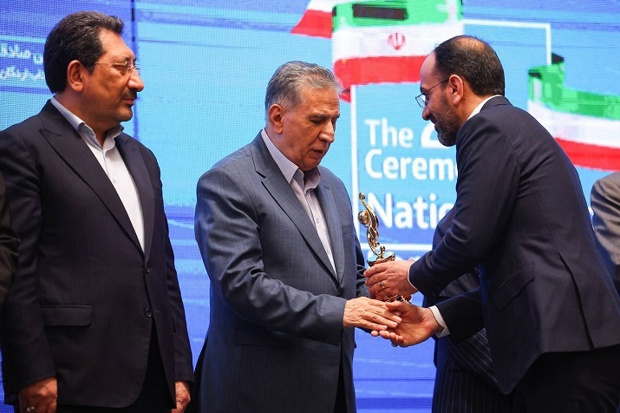 به گزارش حاشیه سود به نقل از ایکوپرس- در این مراسم، تعدادی از صادرکنندگان برتر در سخنانی به چالش‌های حوزه صادرات اشاره کردند و سپس وزیر صمت، روسای کمیسیون صنایع و معادن، سازمان توسعه تجارت و اتاق بازرگانی ایران سخنرانی کردند.