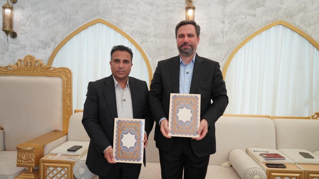 به گزارش حاشیه سود: در حاشیه دیدار مدیرکل میراث فرهنگی،گردشگری و صنایع دستی و جمعی از راهنمایان گردشگری استان بوشهر از دهکده گردشگری پازارلند، تفاهم نامه همکاری شرکت عملیات غیرصنعتی پازارگاد و اداره کل میراث فرهنگی ، گردشگری و صنایع دستی استان بوشهر با هدف توسعه گردشگری در این استان امضا شد.