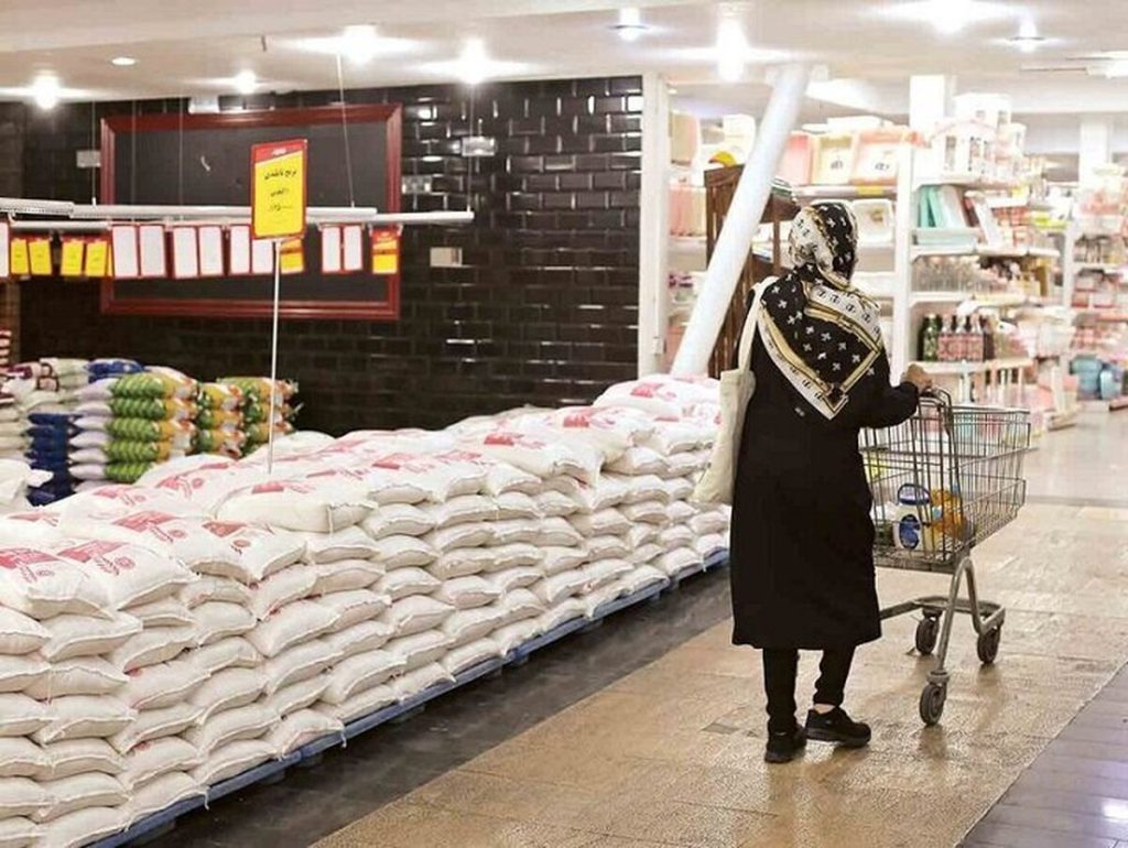 به گزارش حاشیه سود به نقل از تجارت100: الهام صادقی: گشتی ساده در بازار نشان می‌دهد، بهای برنج خارجی به میزان بی‌سابقه‌ای افزایش یافته است، آن هم درشرایطی که پیش از این گرانی مستمر برنج ایرانی موجب شده بود تا بسیاری از خانوارها آن را از سبد معیشتی خود قلم بگیرند و به سراغ برنج‌های خارجی در وعده‌های غذایی‌شان بروند، با این وجود اما شاهد هستیم که تهیه این نوع برنج نیز به دلیل گرانی‌های پی در پی دیگر در توان بسیاری از خانوارها نیست. برنجی که قیمت آن به محدوده 200 هزار تومان به ازای هر کیلوگرم رسیده است.