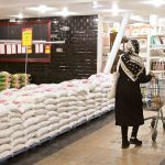 به گزارش حاشیه سود به نقل از تجارت100: الهام صادقی: گشتی ساده در بازار نشان می‌دهد، بهای برنج خارجی به میزان بی‌سابقه‌ای افزایش یافته است، آن هم درشرایطی که پیش از این گرانی مستمر برنج ایرانی موجب شده بود تا بسیاری از خانوارها آن را از سبد معیشتی خود قلم بگیرند و به سراغ برنج‌های خارجی در وعده‌های غذایی‌شان بروند، با این وجود اما شاهد هستیم که تهیه این نوع برنج نیز به دلیل گرانی‌های پی در پی دیگر در توان بسیاری از خانوارها نیست. برنجی که قیمت آن به محدوده 200 هزار تومان به ازای هر کیلوگرم رسیده است.