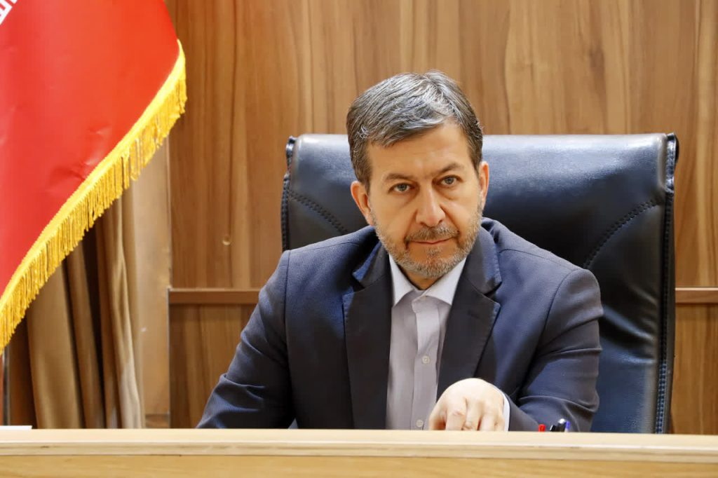 به گزارش حاشیه سود: او با ظاهری آرام، اما باطنی پرشور، حقیقتاً در حال دوندگی خستگی ناپذیر است؛ به تمام نقاط سرکشی می‌کند و از جزئیات امور آگاه می‌شود.