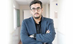 به گزارش حاشیه سود: از طریق یک سازوکار قانونی به نام «تجمیع مالیاتی»، آنها مجازند زیان‌های یک پروژه را از سود پروژه دیگر کسر کنند. در عمل، این به معنای آن است که سود حاصل از گنجینه ملی، به جای سرازیر شدن به مخزن خزانه، صرف پر کردن چاله‌های مالی پروژه‌های دیگر می‌شود. این نشتی مداوم، دولت‌ها را به سمت یک استراتژی هوشمندانه سوق داده است: «استراتژی سیلو‌های مالیاتی» یا حصارکشی (Ring-Fencing)؛ رویکردی که هر پروژه معدنی را در یک سیلوی مالی مجزا و غیرقابل نفوذ قرار می‌دهد.