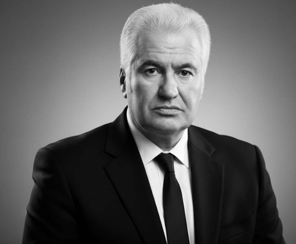 به گزارش حاشیه سود به نقل از هفتانیوز: وی پس از تحصیل در دببرستان هدف تهران، مدرک مهندسی سیستم‌های اقتصادی خود را در سال ۱۳۹۰ در دانشگاه امیرکبیر تهران اخذ و بعد از آن تحصیلات خود را در دکترای مدیریت بازرگانی راهبردی در دانشگاه بین المللی عدالت تهران ادامه داد و در سال ۱۳۹۷ مدرک دکتری خود را در این رشته اخذ کرد