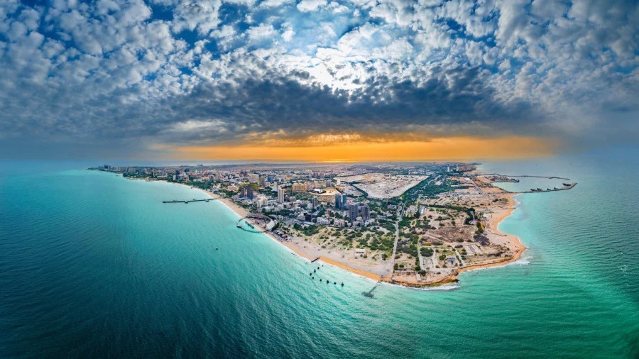 به گزارش حاشیه سود: این پروژه که سال‌ها از فعالیت آن در کیش می‌گذرد و شاکیان بسیار زیادی بعلت عدم اجراء تعهدات خود و عدم تحویل واحدهای فروخته شده به خریداران دارد اخیر معلوم نیست بر چه اساسی و با کدام مجوز در حالی که هنوز انبوهی از تعهدات قبلی خود را انجام نداده است، دست به تبلیغات وسیعی در سطح کیش برای پیش فروش واحد‌های جدید زده و با کلید واژه "اعتبار " ده‌ها بیلبورد و تابلوهای تبلیغاتی در سطح فرودگاه کیش نصب کرده است تا توجه مسافران و گردشگران کیش را در بدو ورود به کیش به‌خود جلب کند و عملا بی‌اعتباری و بی‌اعتمادی را تبلیغ کند!