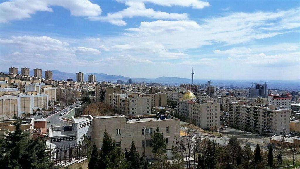 به گزارش حاشیه سود به نقل از تولیدگران کارآفرین: بیتا پورباقی| به اعتقاد برخی از کارشناسان بازار مسکن این روزها به مرحله «اَبرچالش» رسیده است، شرایطی که حتی مجتبی یوسفی، عضو کمیسیون عمران مجلس در توصیف آن معتقد است؛ حتی اجاره مسکن برای بسیاری از خانوارها تبدیل به آرزویی دور از دسترس شده است.