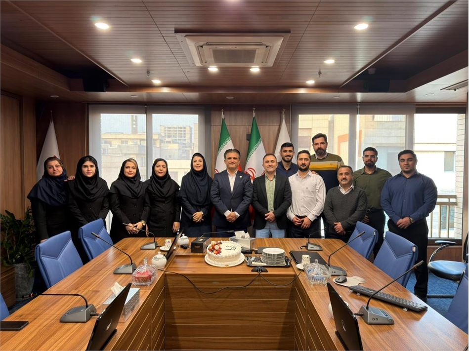 به گزارش حاشیه سود به نقل از روابط عمومی و امور فرهنگی پتروشیمی مروارید، در ابتدای این مراسم مهدی حسین‌پور مدیر مالی و سرمایه گذاری ضمن تبریک روز حسابدار، تلاش همکاران مالی شرکت را نمونه‌ای از پشتکار، نظم و مسئولیت‌پذیری عنوان کرد و افزود: حسابداری صرفا یک شغل نیست، مسئولیتی است که با شفافیت، دقت و سلامت مالی شرکت خورده است. همکاران واحد مالی در شرکت پتروشیمی مروارید در شرایط مختلف حتی روزهای تعطیل با تعهد و پشتکار کنار شرکت بوده‌اند و این روحیه رمز موفقیت آنهاست.