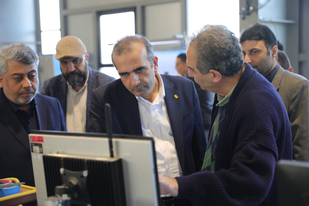 به گزارش حاشیه سود به نقل از روابط عمومی و امور بین‌الملل سازمان منطقه آزاد انزلی، در جریان این بازدید، مدیرعامل سازمان ضمن حضور در خطوط تولید و گفت‌وگو با مدیران واحدها از نزدیک در جریان روند فعالیت‌ها، ظرفیت‌ها و چالش‌های این واحدها قرار گرفت.