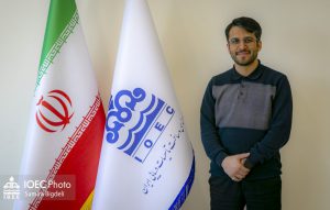 به گزارش حاشیه سود: دکتر علی مهری، پژوهشگر مهندسی مواد در شرکت مهندسی و ساخت تأسیسات دریایی ایران، در گفت‌وگو با روابط عمومی شرکت، تجربه ثبت بین‌المللی یک اختراع در حوزه کاتالیزورهای کاهش آلودگی خطوط نفت و گاز را تشریح کرد و هم‌زمان به مرور مسیر علمی و صنعتی خود پرداخت؛ مسیری که از دانشگاه‌های معتبر داخلی و خارجی آغاز شده و امروز به دغدغه توسعه و به‌کارگیری فناوری در صنعت انرژی کشور رسیده است.