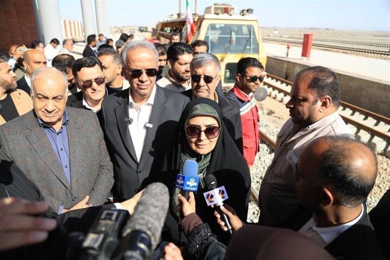 به گزارش حاشیه سود: فرزانه صادق در این سفر با حضور در ایرانشهر از ایستگاه راه‌آهن و روند احداث خط ریلی چابهار–زاهدان بازدید کرد؛ پروژه‌ای راهبردی که نقش کلیدی در اتصال بندر اقیانوسی چابهار به شبکه ریلی سراسری و تقویت جایگاه ترانزیتی کشور در کریدورهای بین‌المللی ایفا می‌کند.