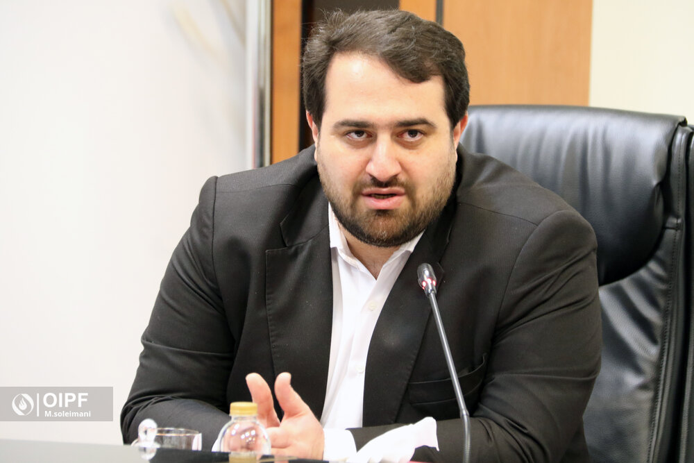 به گزارش حاشیه سود: در متن حکم دکتر حسین حسین‌زاده خطاب به ابراهیم بابک‌نیا آمده است: « بر اساس بند 2 ماده 17 اساسنامه صندوق‌های بازنشستگی صنعت نفت، به موجب این حکم به عنوان تمشیت امور صندوق‌های بازنشستگی صنعت نفت منصوب می‌گردید.