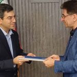 به گزارش حاشیه سود به نقل از صدای پتروشیمی: اعلام پنج شاخص کلی و تکراری مانند «دانش، مهارت، پاکدستی، هماهنگی و شجاعت» بدون ارائه مستندات عینی، نه شفافیت است و نه شایسته‌سالاری؛ صرفاً فهرستی زیبا از واژه‌های بی‌هزینه است.